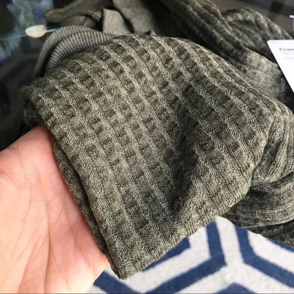 🆕 FREE PEOPLE LOOSE VNECK TOP IN CINDERED OLIVE! - Picture 8 of 11